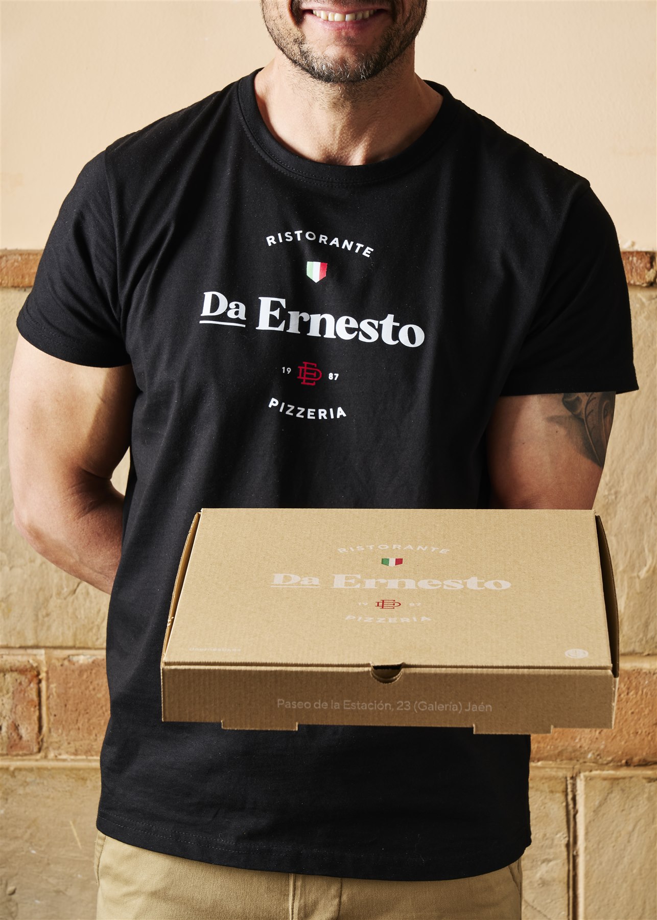Miembro del equipo de Da Ernesto con un pedido a domicilio