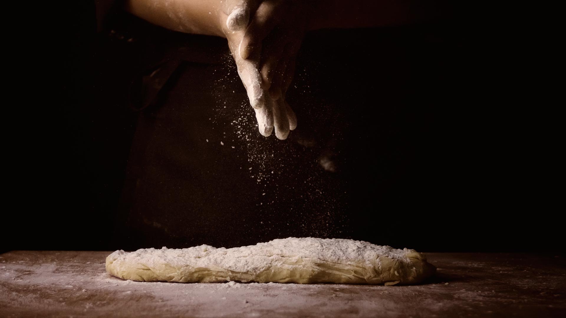 Manos preparando una masa artesanal